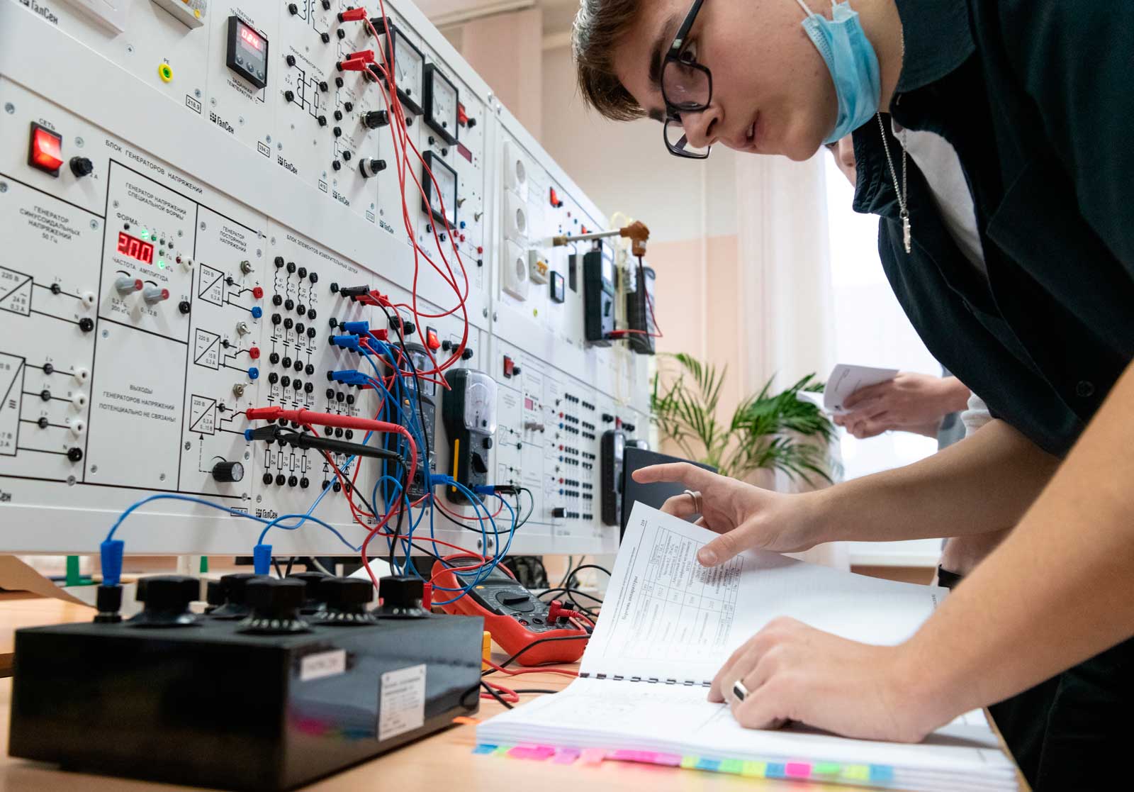 Лаборатория метрологии и электрических измерений в ЧПОУ «Газпром техникум Новый Уренгой» оснащена модульными сборно-разборными стендами ГалСен.