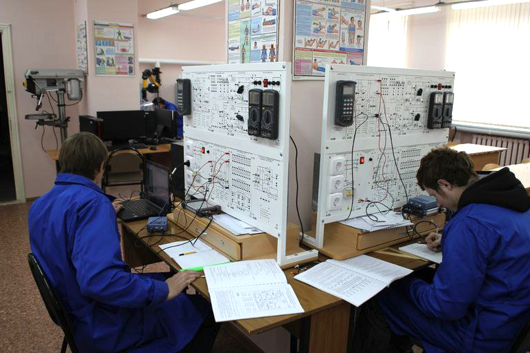 Многофункциональный центр прикладных квалификаций на базе государственного профессионального образовательного учреждения Тульской области «Тульский технико-экономический колледж им. А.Г.Рогова» оснащен стендами по радиотехнике ГалСен® РТЦС1-Н-К.