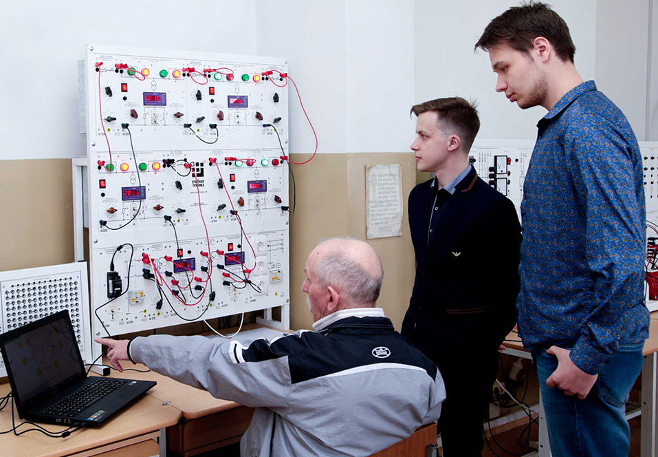 Лаборатория кафедры физики, электротехники и электроэнергетики  ФГАОУ ВО (филиала) «Северо-Кавказского федерального университета» в г. Пятигорске оснащена стендами ГалСен®, в том числе комплектом учебного оборудования по умным сетям (технология «smart grids», «интеллектуальные электрические сети») УМРЭС1-С-К